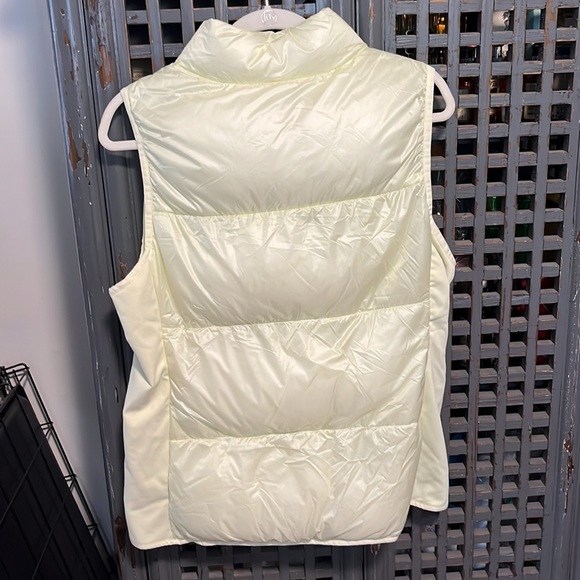 Fabletics: Elliot Packable Puffer Vest Size XL - Picture 5 of 6